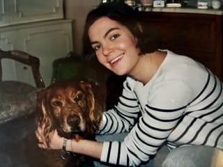 Photo de Véronique jeune avec un animal de compagnie